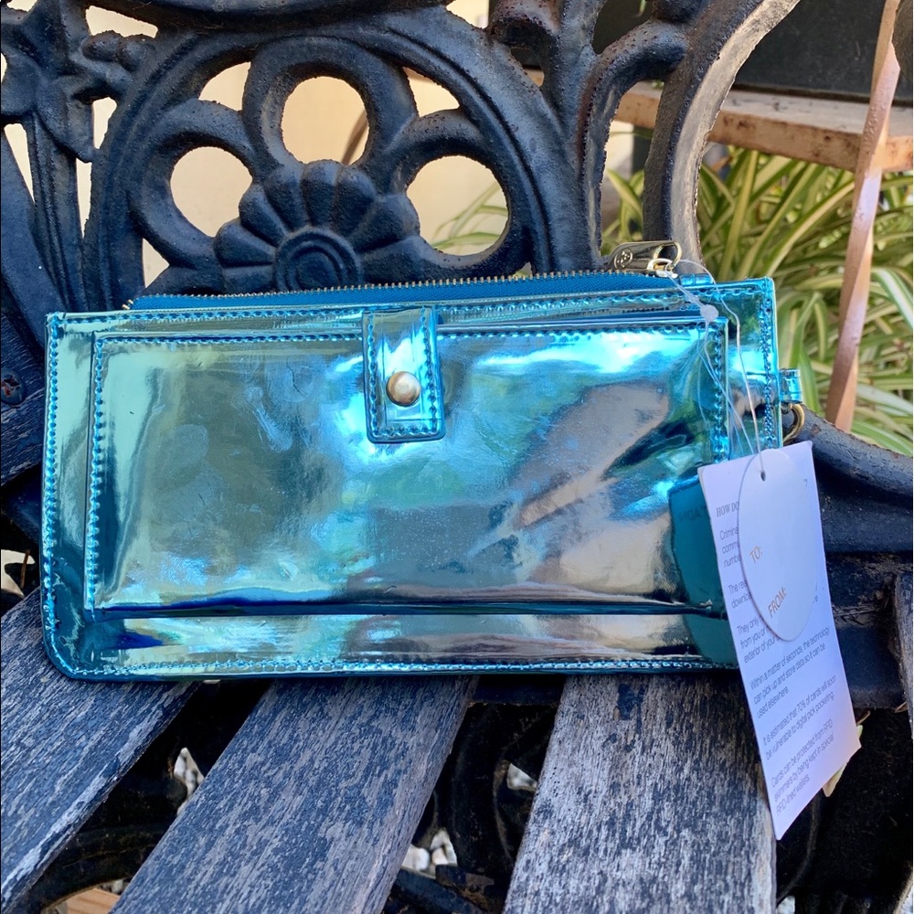 Adrienne Vittadini Wllet